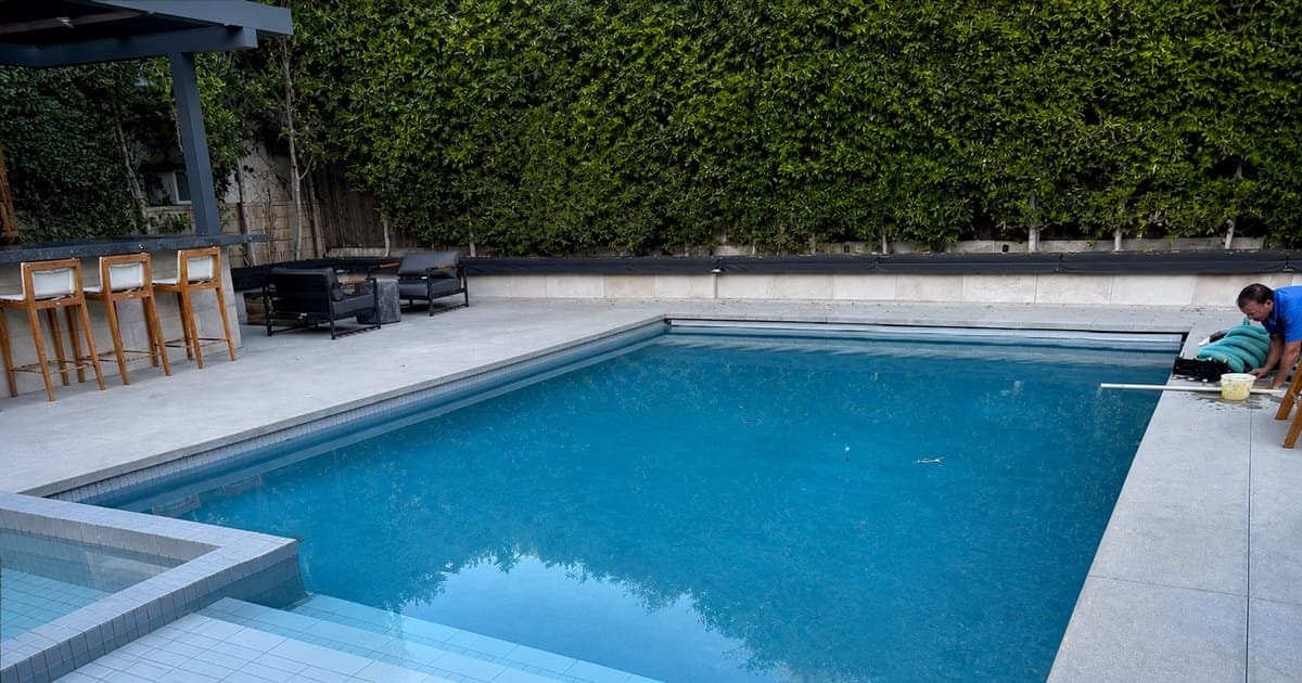 A empresa de piscinas com um único cliente