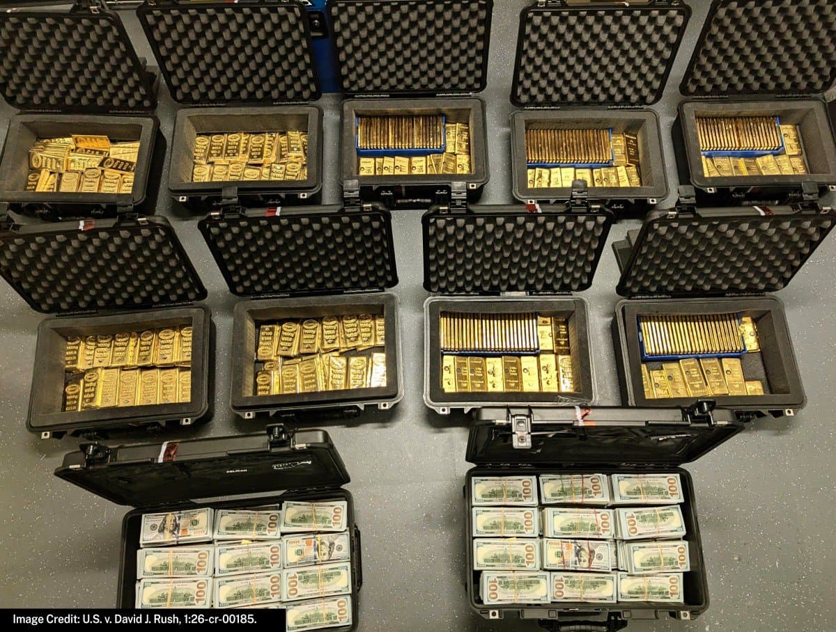 Agente da CIA admite criar programa secreto falso para roubar mais de US$ 190 milhões, incluindo barras de ouro