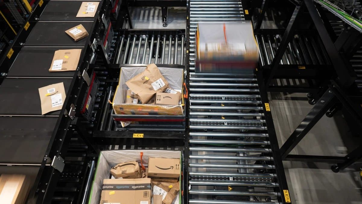 Amazon’s ZancaSort system brings packages to workers automatically at its Last Mile Innovation Center in Dortmund, Germany. A separate initiative, Project Tetromino, reportedly aims to bring full automation to delivery stations. (Amazon Photo)