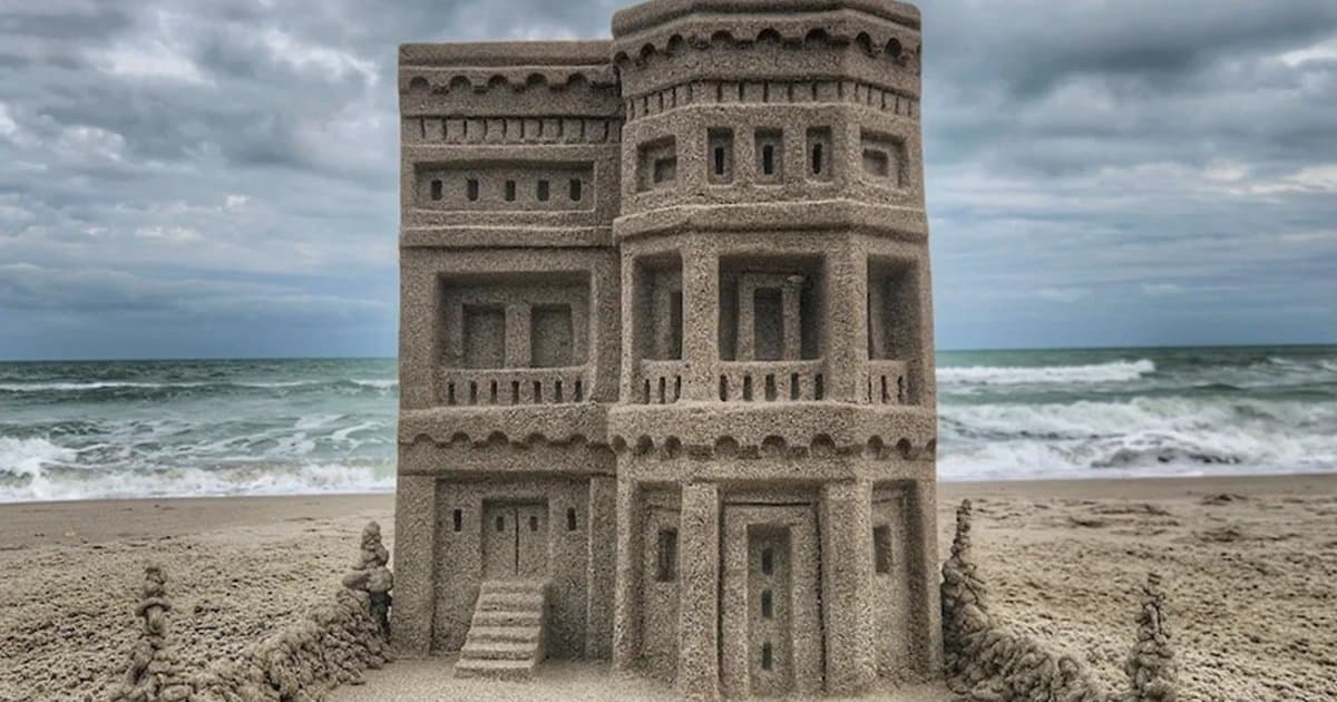 Artista de Castelos de Areia Transforma Brincadeira de Praia em Arte Arquitetônica Inacreditável