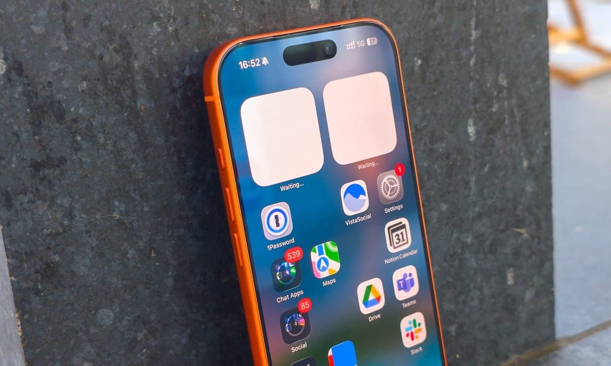 Apple iPhone 17 Pro in Cosmic Orange