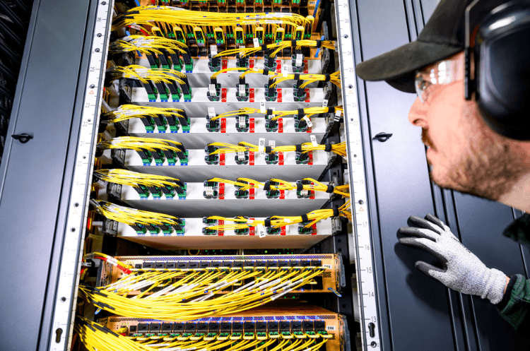 AWS Adota Fibra Óptica Oca para Sincronizar Clusters de Milhões de Chips de IA