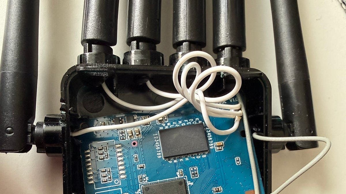 Backdoor em Extensor WiFi de £3: falhas críticas expõem redes domésticas
