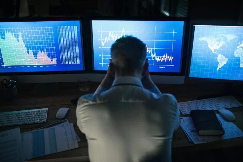 Bitcoin recua para US$ 63 mil com venda em tecnologia