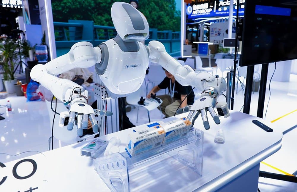 BrainCo demonstra plataforma de IA para robôs controlados pelo cérebro