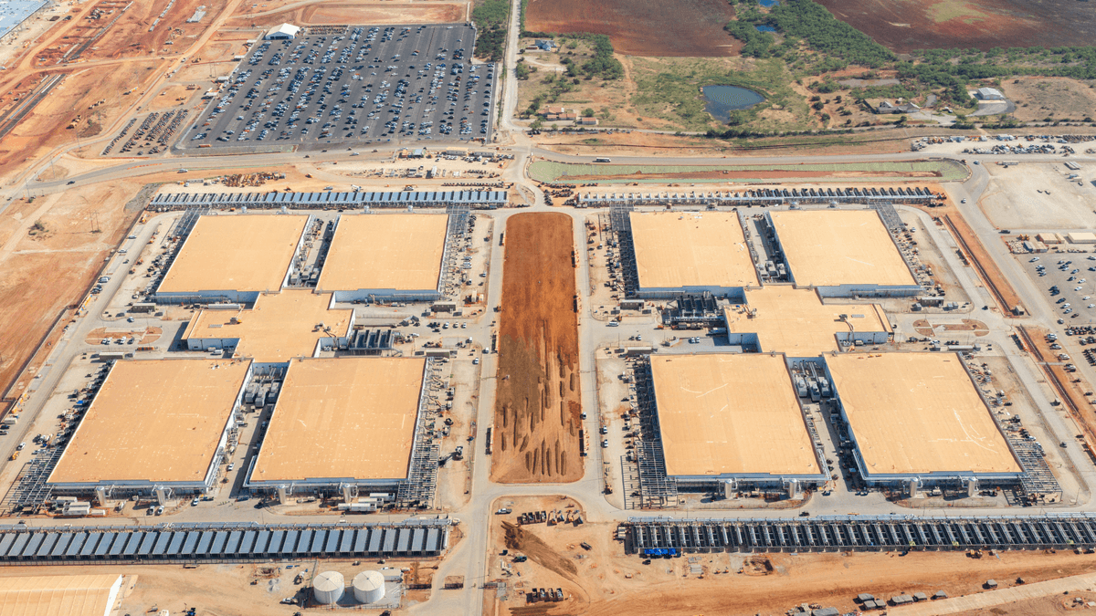 Centro de dados de IA da Microsoft enfrenta queixas sobre turbinas a gás e tanque de GNL não autorizados