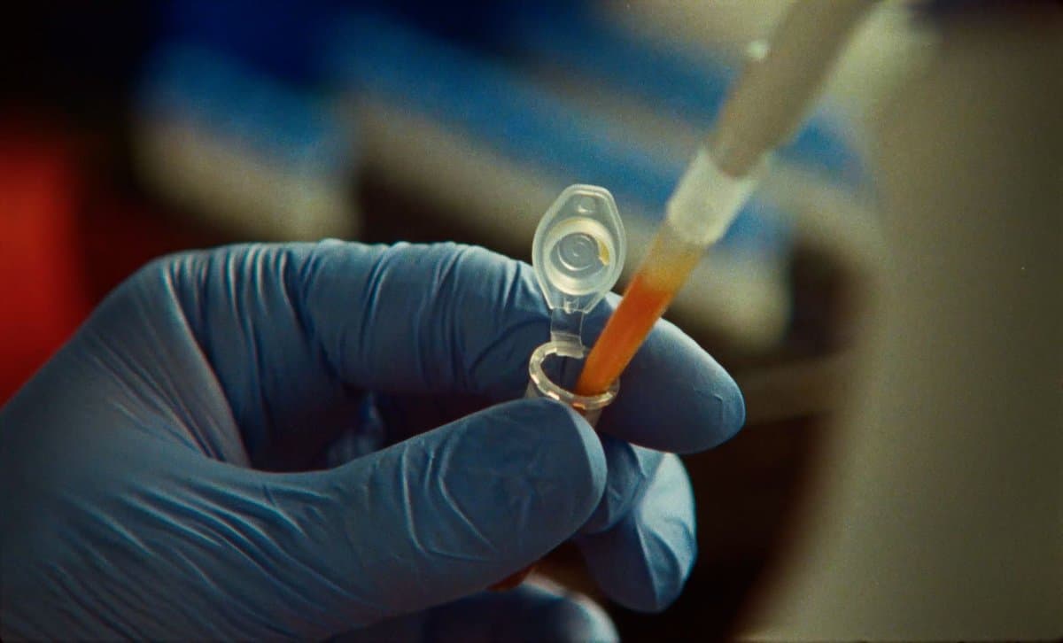 Claude da Anthropic descobre novo sistema enzimático com repetições CRISPR-like