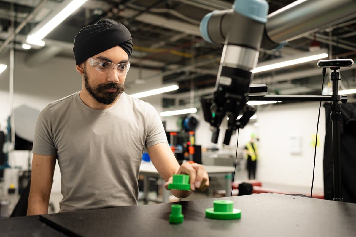 Como Jaiveer Singh ajuda robôs — e desenvolvedores — a avançarem mais rápido
