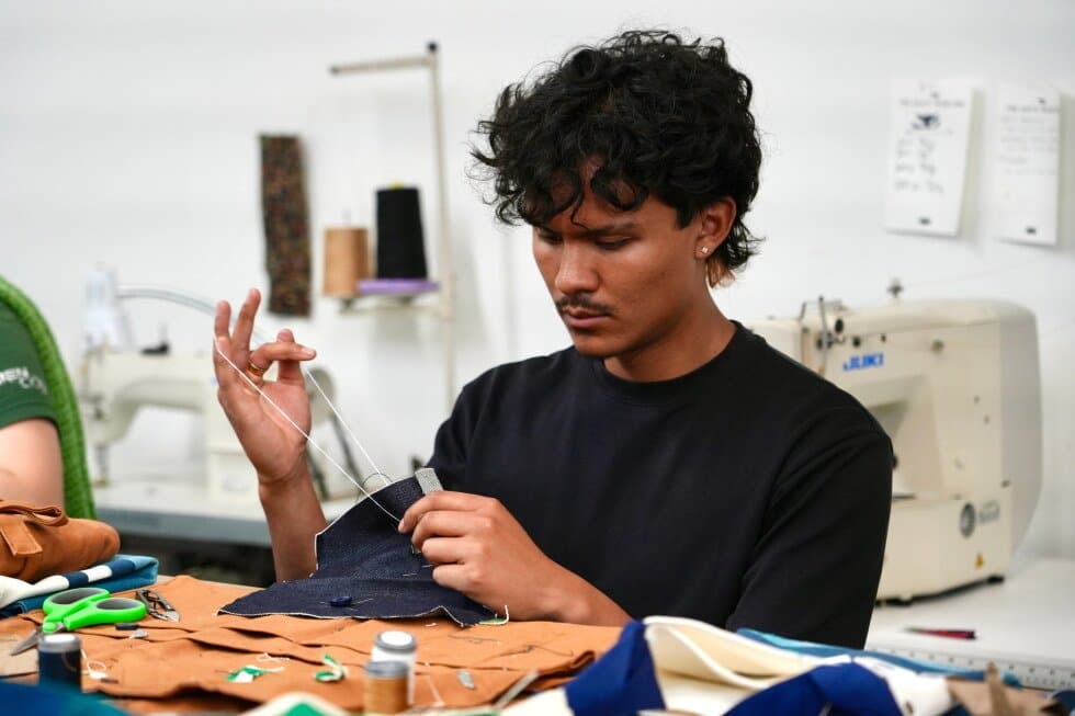 De Uniqlo a Zara, marcas de roupa buscam a Geração Z com agulha e linha