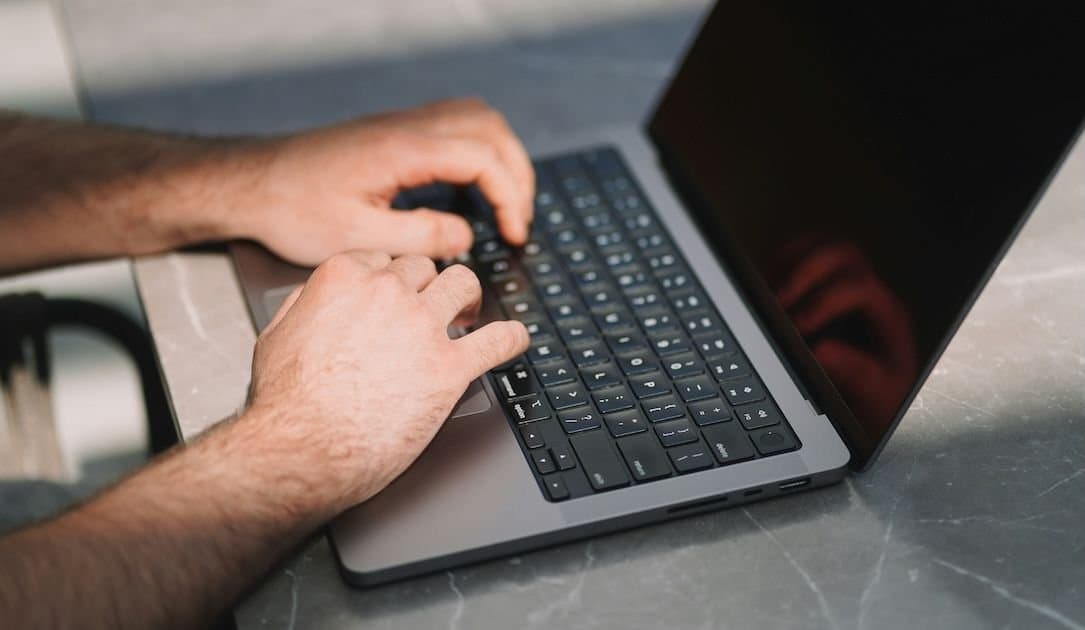 DOJ desmantela fazendas de laptops norte-coreanas que desviaram US$ 3 milhões