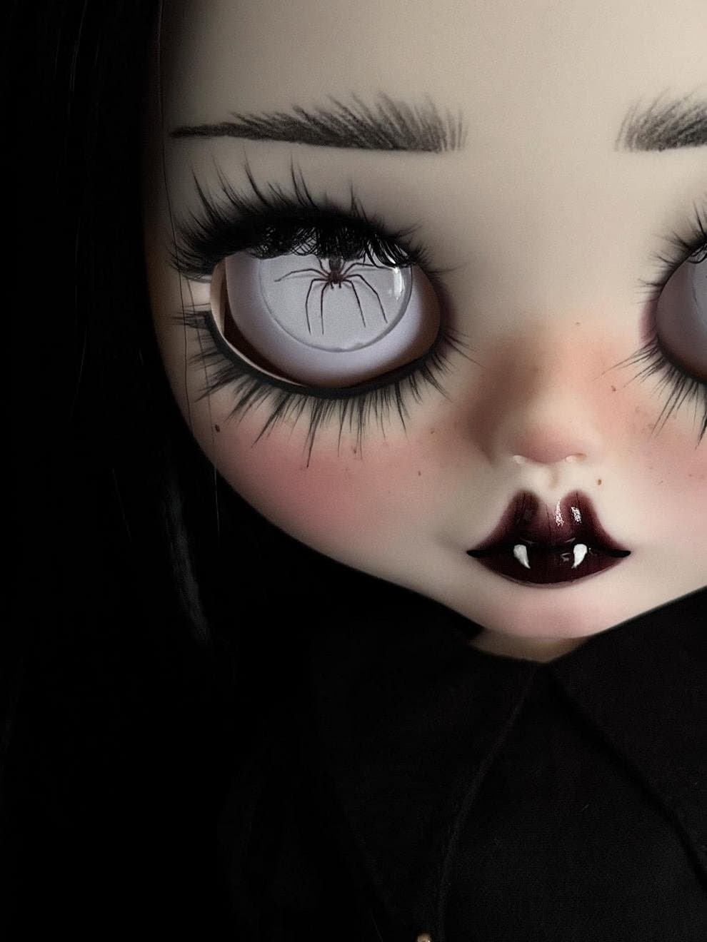 Dollhouse Oddity dá identidade gótica única a bonecas Blythe com foco em design autorial e narrativa visual