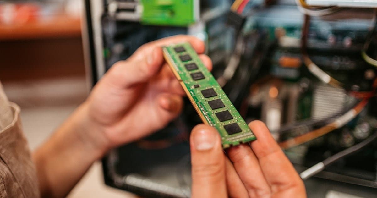 Escassez de memória eleva preços de hardware e impacta orçamentos de TI