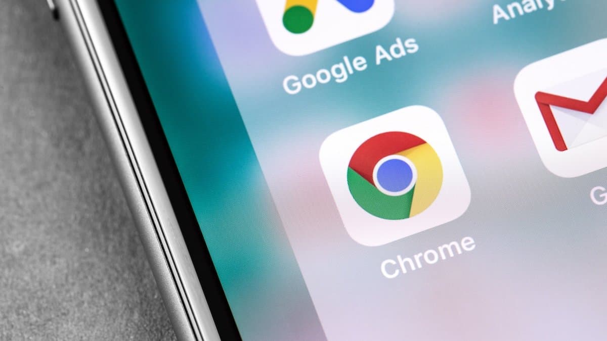 Extensão banida por roubar chats de IA retorna à Chrome Store e retoma atividades maliciosas