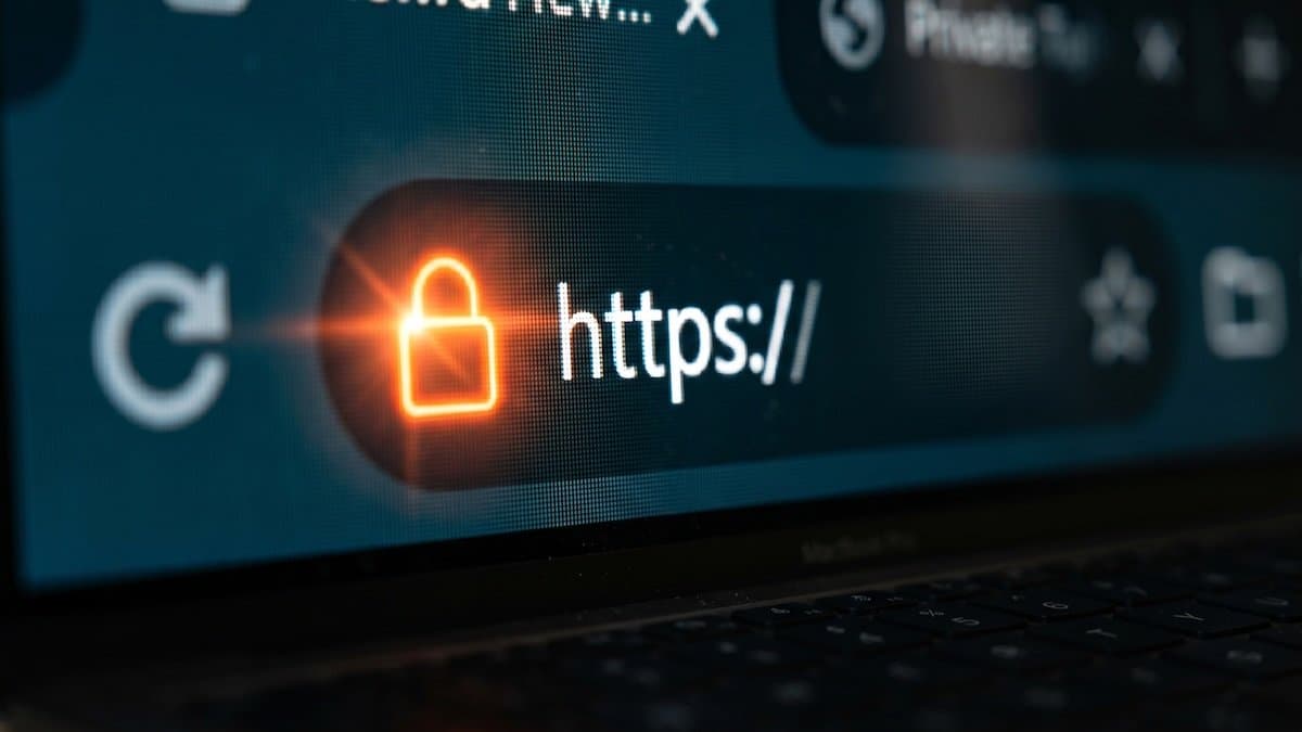 Falha em extensão Adobe com 300 milhões de instalações permitiu roubo de dados do WhatsApp