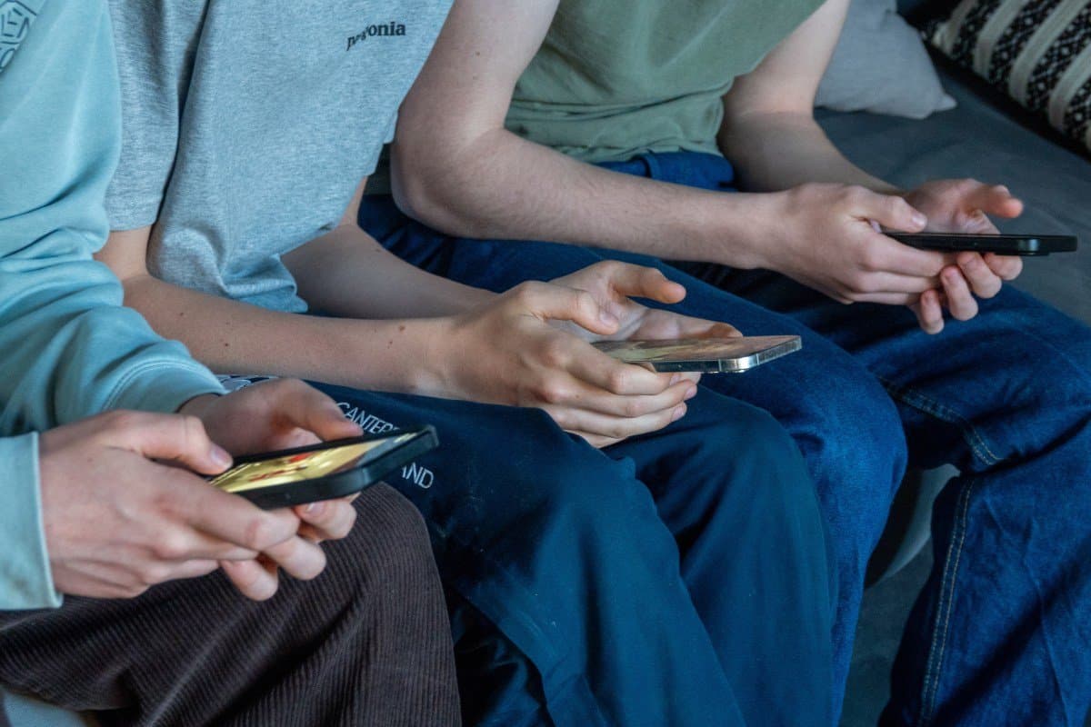 FBI alerta: Cibercriminosos invadem contas online para roubar imagens íntimas de vítimas