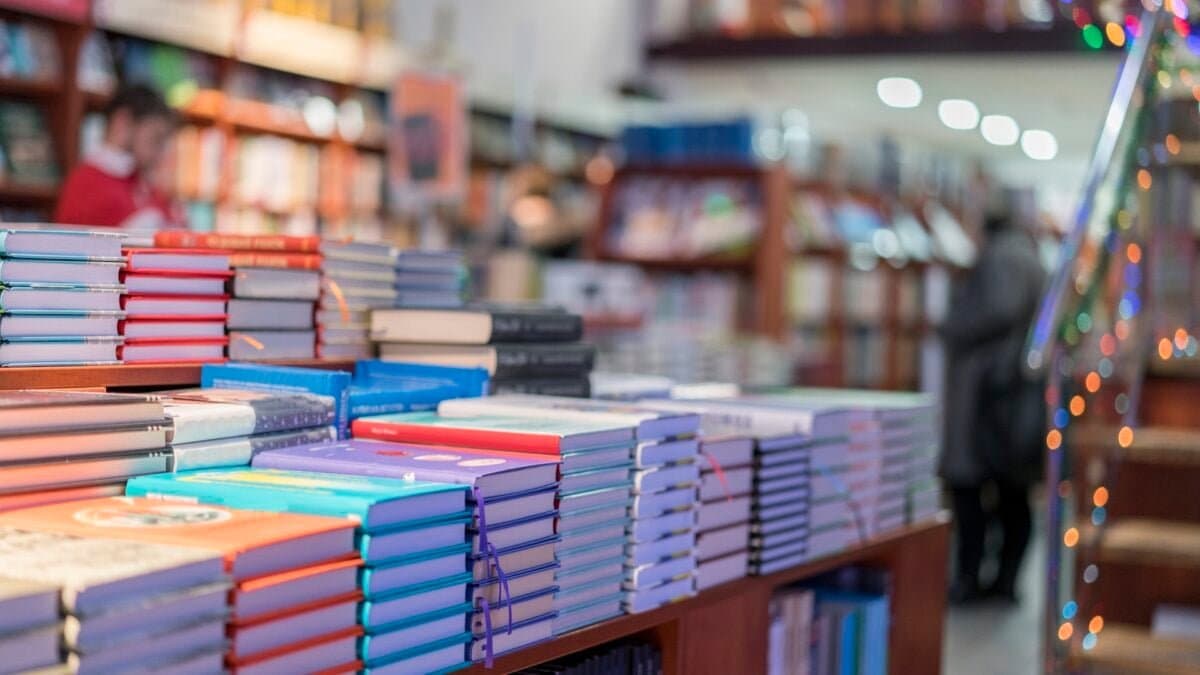 Grandes editoras usam IA em capas e marketing enquanto processam Meta por direitos autorais
