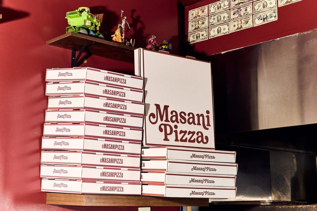 Identidade da Masani Pizza celebra a família dona do restaurante