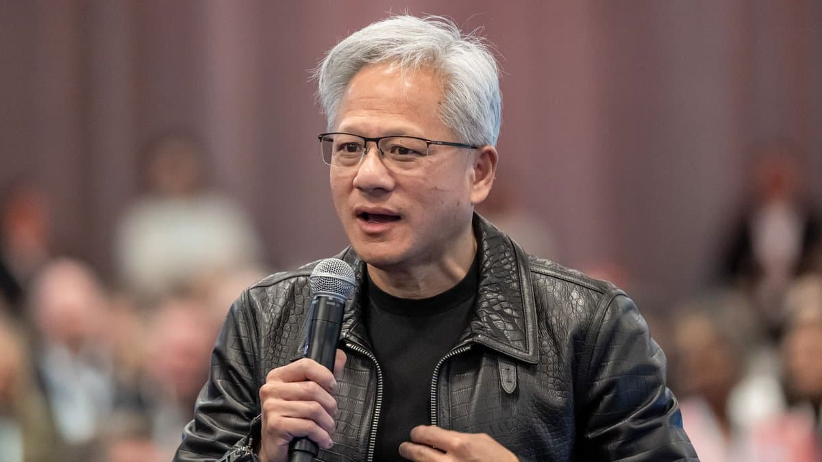 Jensen Huang, da Nvidia, prevê que vendas de chips de IA dobrarão no próximo ano