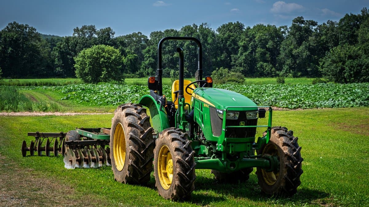 John Deere cede e abre acesso a ferramentas de reparo para agricultores após acordo com a FTC
