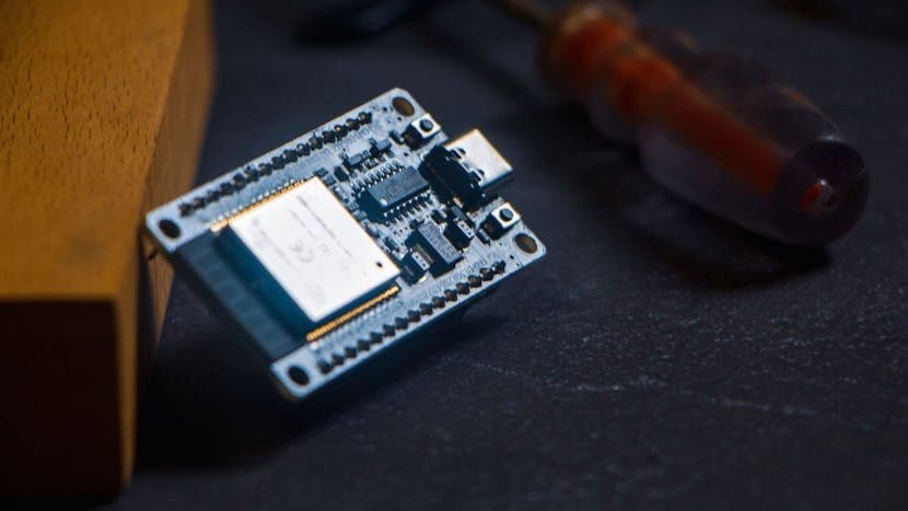 LLM de 28.9M de Parâmetros Roda em Microcontrolador de US$8