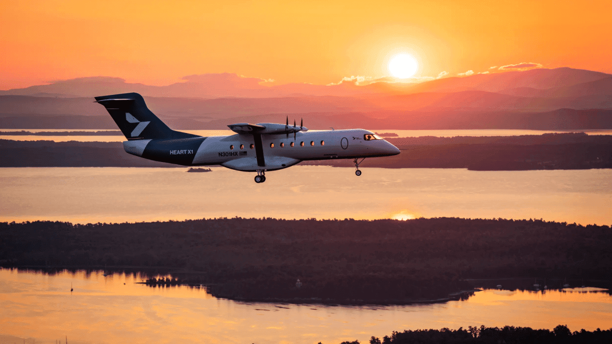O maior avião elétrico do mundo realiza seu voo inaugural com sucesso