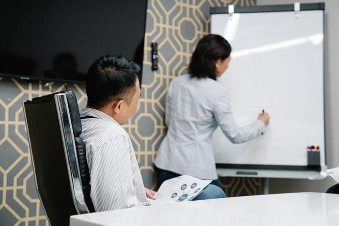O que significa pensamento crítico para designers sênior (e como aplicá-lo)