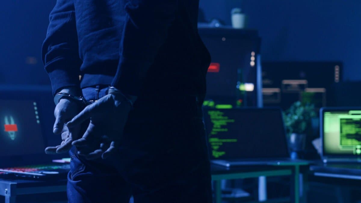 Polícia holandesa prende dois suspeitos por ataques de NFC relay que drenaram mais de US$ 400 mil de contas bancárias