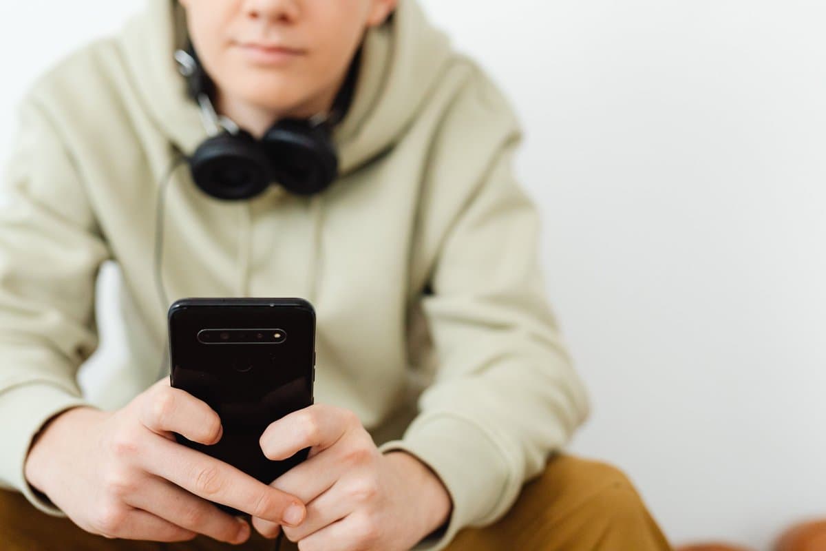 Proibições de redes sociais: Austrália revela desafios para a saúde mental de jovens