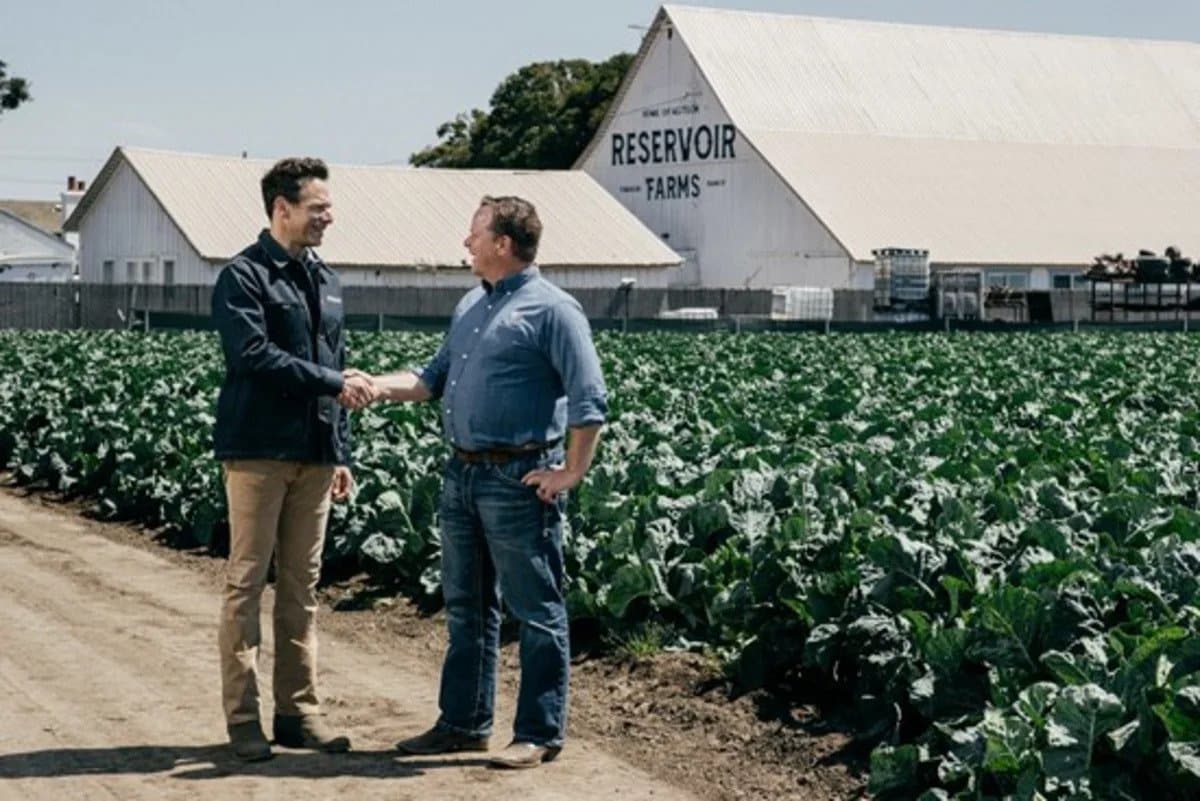 Reservoir e John Deere firmam parceria de US$ 10 milhões para acelerar IA robusta na agricultura