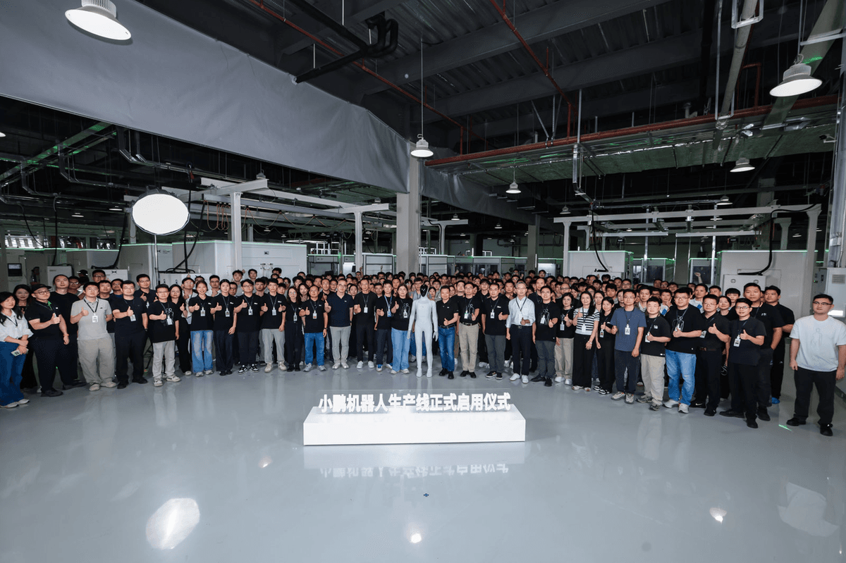 Robô humanóide IRON da XPENG sai da nova linha de produção automotiva