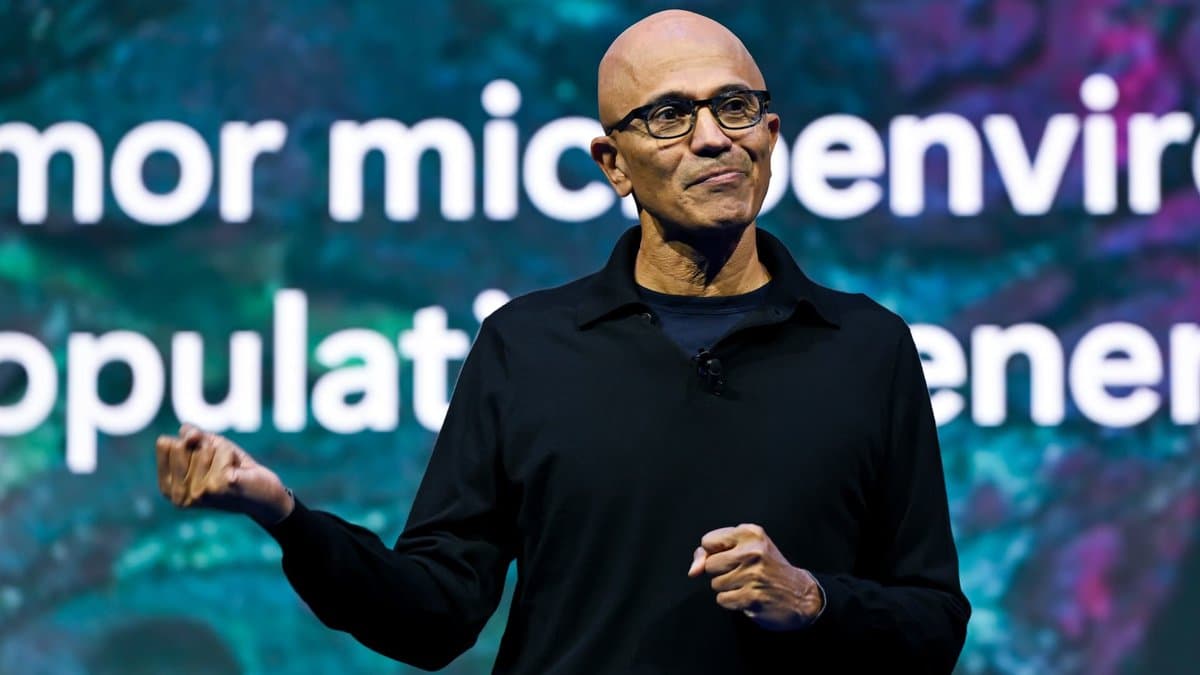 Satya Nadella, CEO da Microsoft, critica Anthropic Fable por ser 'controlada editorialmente'