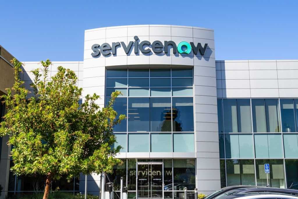 ServiceNow lança service desk autônomo com IA para Slack, Teams e email
