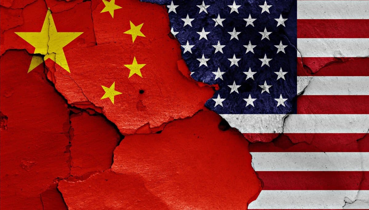 Suspeitos de espionagem chinesa forjam identidades em campanha de phishing com IA contra ex-oficial da Casa Branca e executivo da Anthropic