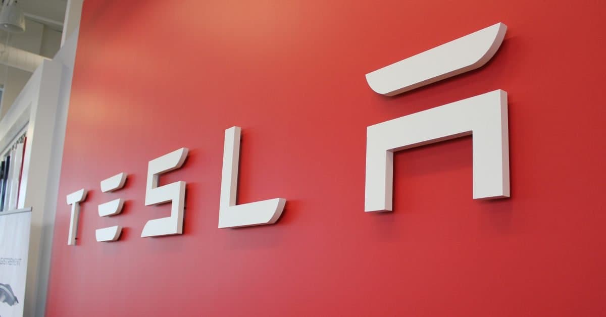 Tesla descreve FSD v15 como um 'salto' e prevê venda do Optimus em 2027