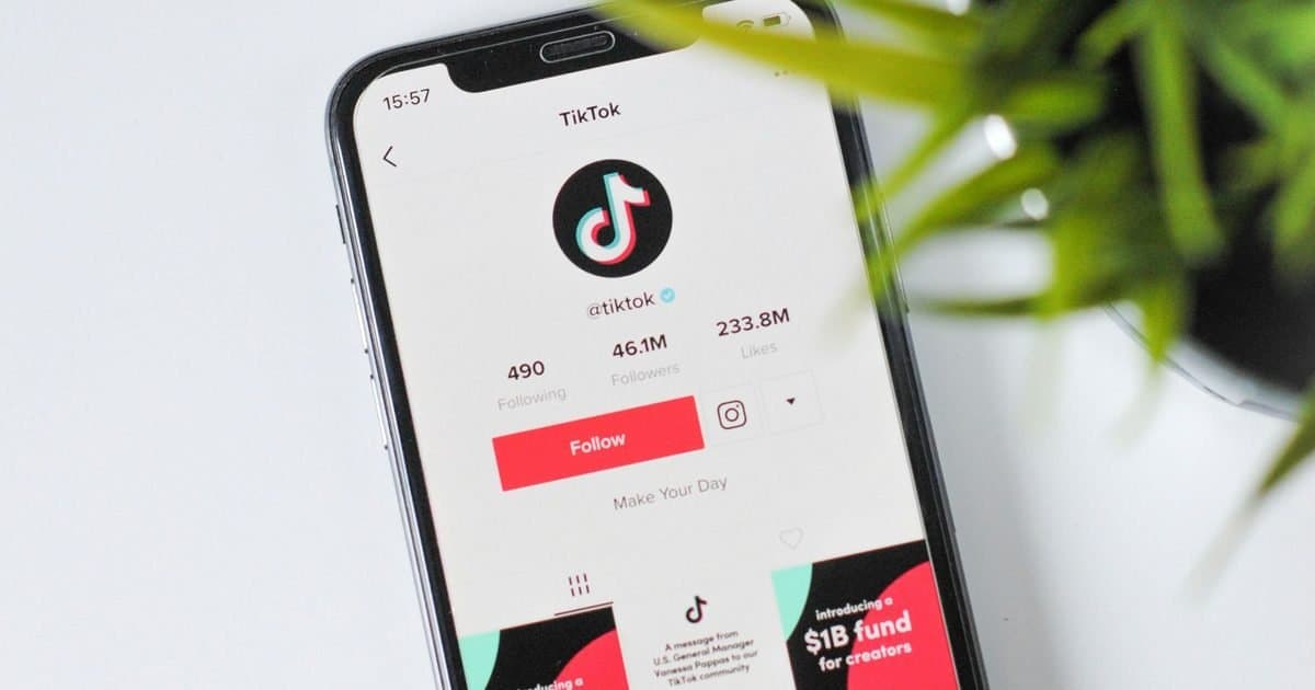 TikTok mostra quase o triplo de vídeos gerados por IA em comparação com o YouTube, aponta estudo