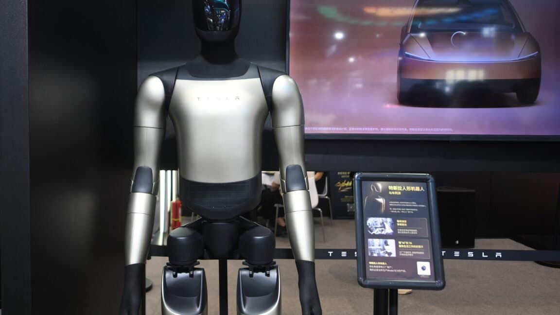 Trabalhadores da Tesla relutam em treinar robôs humanoides Optimus como substitutos