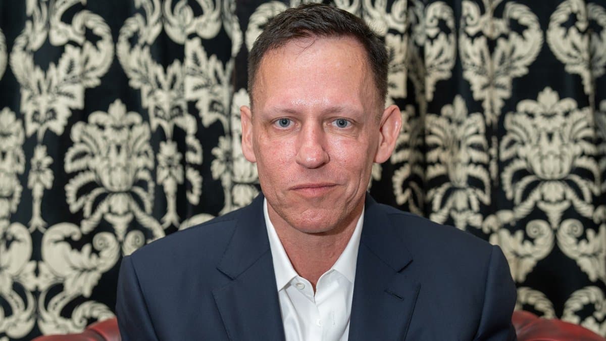 Vazamento expõe rede secreta Dialog de Peter Thiel com dados sensíveis de 113 elites